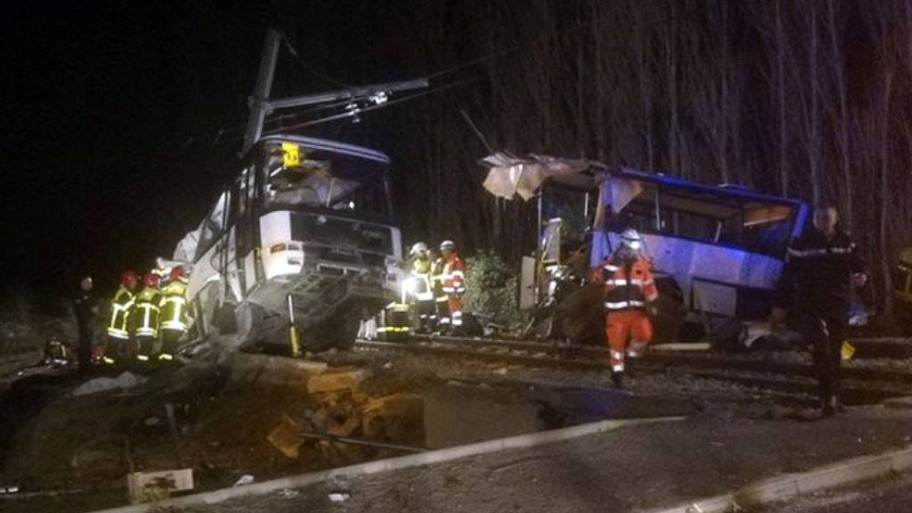 Bei einem Schulbus-Unfall in Frankreich sind vier Kinder getötet worden.