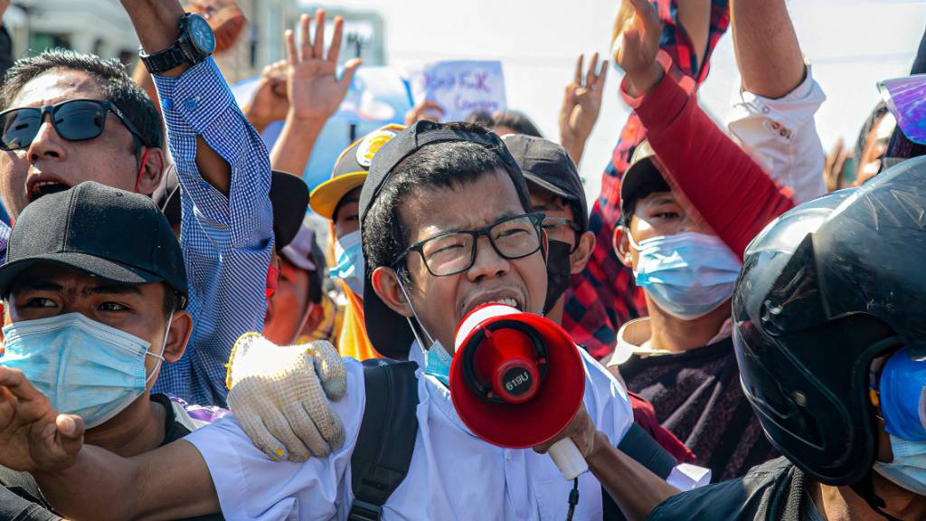 Ein Demonstrant ruft während eines Protestes gegen den Militärputsch in Myanmar Slogans durch ein Megaphon an einer Straßenkreuzung, nachdem die Polizei die Kreuzung während ihres Marsches blockiert hatte. Foto: Kaung Zaw Hein/SOPA Images via ZUMA Wire/dpa