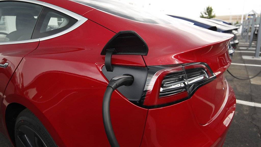 Der Elektroauto-Hersteller Tesla bringt die Produktion seines günstigen Wagens Model 3 in Schwung. Das Unternehmen hatte bisher bei der Herstellung des Modells mit beträchtlichen Anlaufschwierigkeiten zu kämpfen. Im Bild ein Model 3-Auto beim Aufladen ausserhalb eines US-Verkaufslokals. (Archivbild)