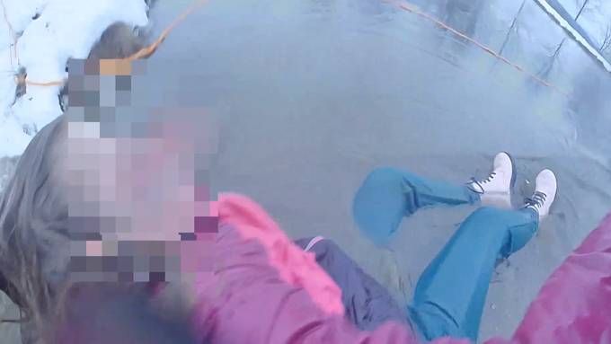 Schutzengel haben alles gegeben: Polizistin rettet Mädchen aus eiskaltem Wasser