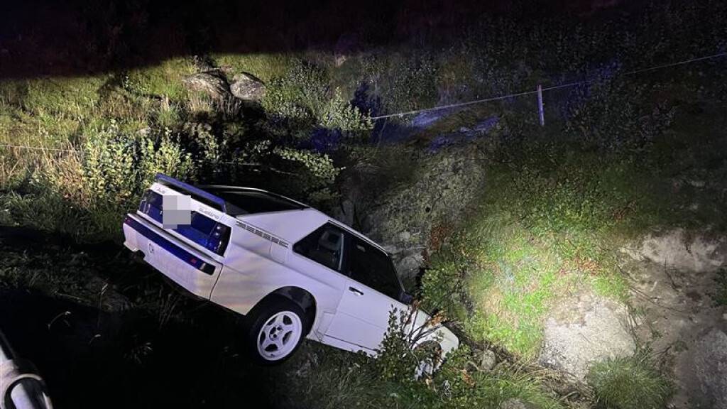 Auto kommt in Realp UR von Strasse ab und landet in Bachbett