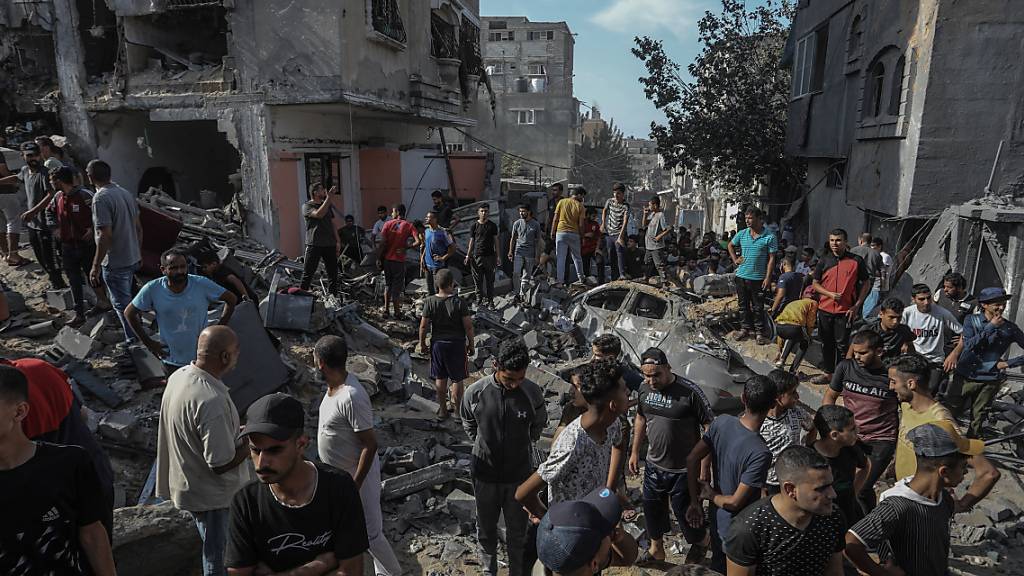 Palästinenser begutachten die Zerstörung nach einem israelischen Luftangriff im südlichen Gazastreifen. Foto: Abed Rahim Khatib/dpa