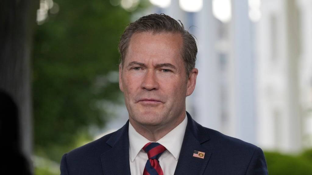 Mike Waltz, der Nationale Sicherheitsberater von US-Präsident Trump, spricht bei einem Fernsehinterview im Weißen Haus am 1. Mai 2025 in Washington. Foto: Alex Brandon/AP/dpa