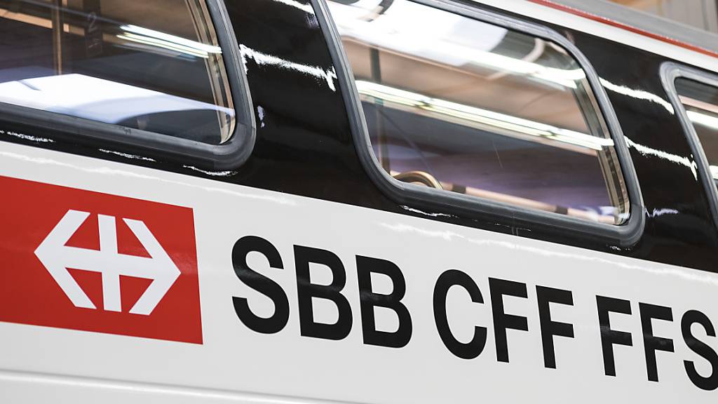 Die SBB verschieben laut einem Zeitungsbericht nicht so viel Personal im Personenverkehr, wie ursprünglich geplant gewesen war. (Archivbild)