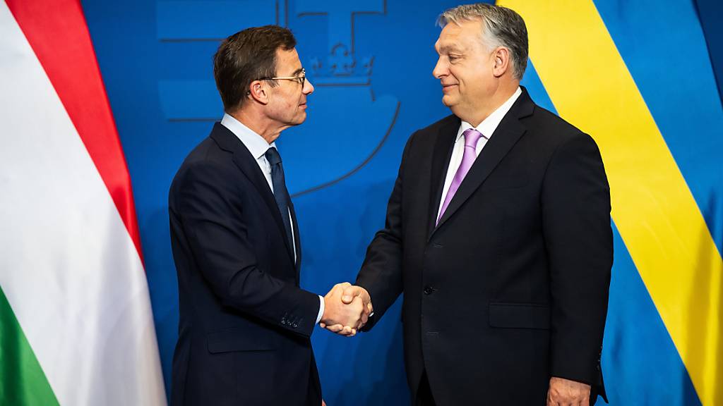 Der schwedische Ministerpräsident Ulf Kristersson (l.) und der ungarische Ministerpräsident Viktor Orban. Foto: Marton Monus/dpa