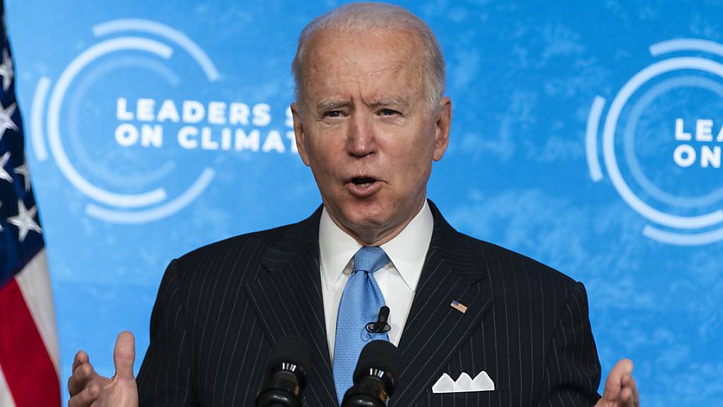 dpatopbilder - Joe Biden, Präsident der USA, spricht vor einer Sitzung eines virtuellen Klimagipfels, zu dem der US-Präsident dutzende Staats- und Regierungschefs eingeladen hat, im East Room des Weißen Hauses. Foto: Evan Vucci/AP/dpa