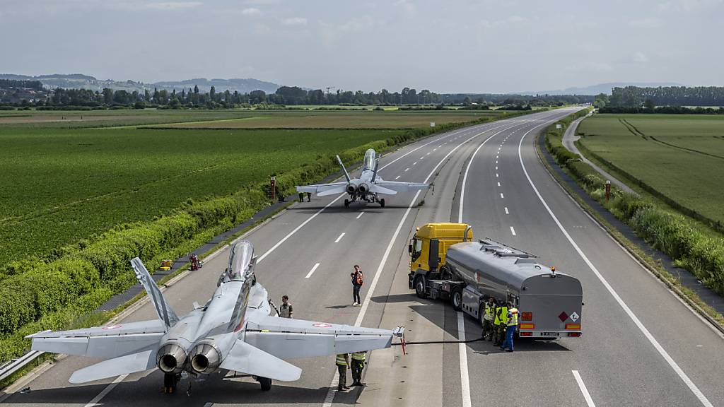 Die auf der Autobahn gelandeten Kampfjets wurden auf der Autobahn betankt.