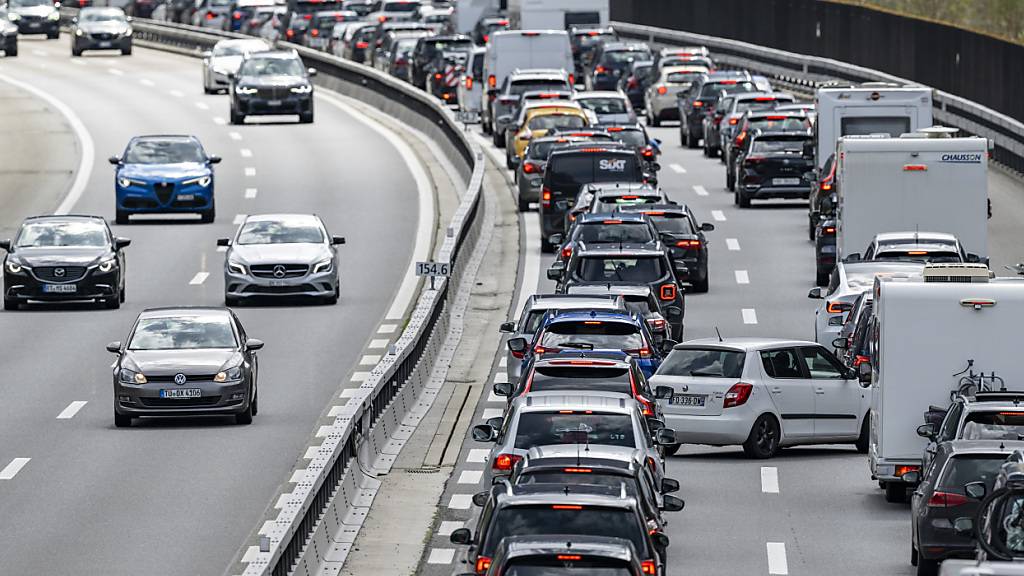 Warten zwischen Erstfeld und Göschenen: der Stau an Auffahrt. (Archivbild von Ostern 2024)