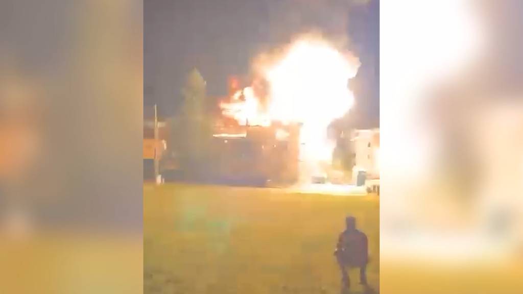 Mehrere Explosionen bei Hausbrand in Wünnewil-Flamatt