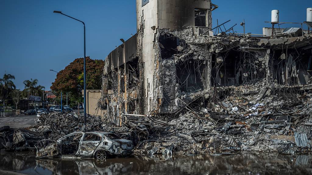 Eine zerstörte Polizeistation in Sderot ist zu sehen. Nach den überraschenden Großangriffen militanter Palästinenser in der Nacht zum 08.10.23 hat Israels Ministerpräsident Netanjahu am Sonntag den Kriegszustand ausgerufen. Foto: Ilia Yefimovich/dpa