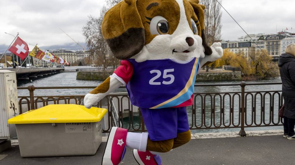 Die Fussball-Europameisterschaft der Frauen vom 2. bis zum 27. Juli sorgt in den acht Schweizer Austragungsstädten für ein umfangreiches Programm. Auf dem Bild ist EM-Maskottchen Maddli zu sehen. (Archivbild)