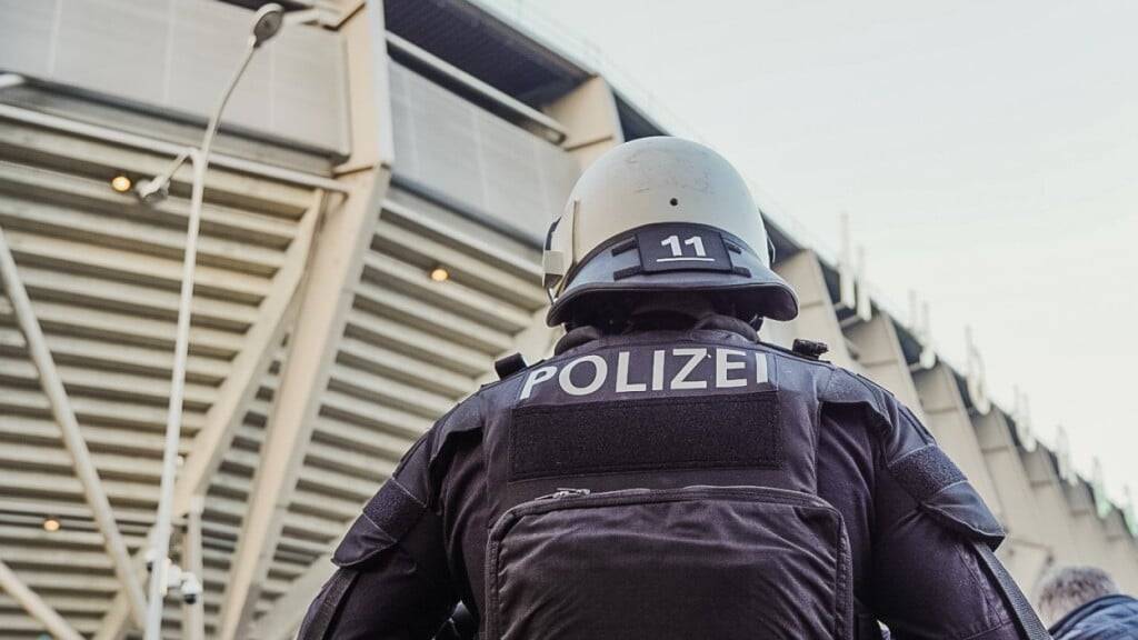 Die Polizei kontrollierte nach dem Spiel des FC St. Gallen 42 Personen. (Themenbild)