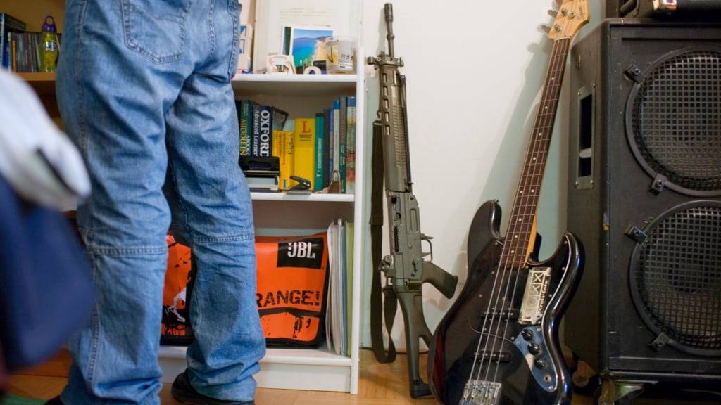 Steht eine privatisierte Armeewaffe mehr als zehn Jahre ungenutzt herum, soll sie vom Staat wieder eingezogen werden. Der Bundesrat ist mit einer entsprechenden Motion einverstanden. (Archivbild)