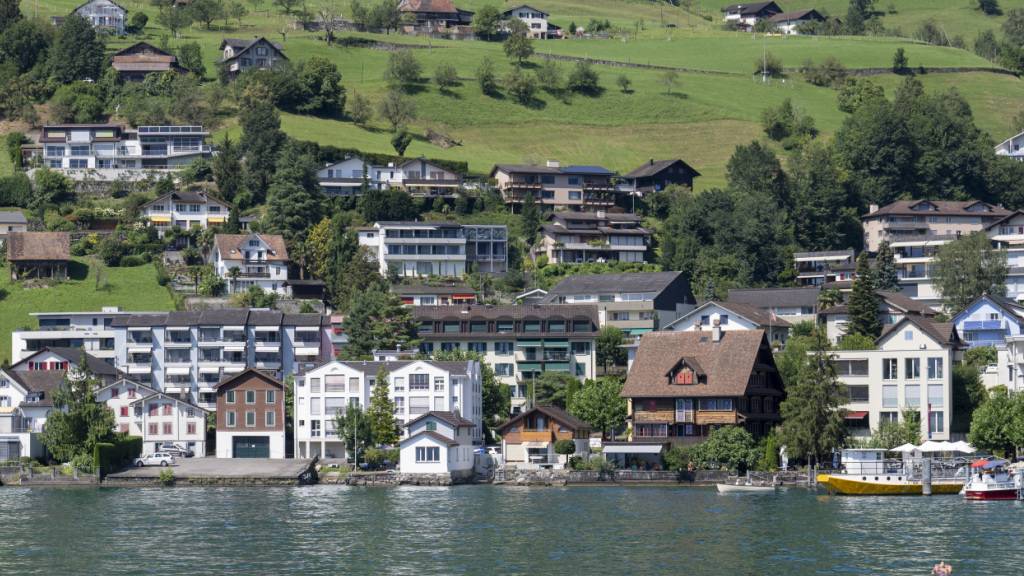 Das Wohnen im Kanton Schwyz wird immer teurer. (Archivaufnahme von Gersau)