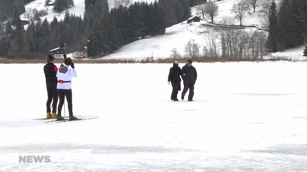 Schwarzsee FR: Eisgänger trotz Verbot auf zugefrorenem See