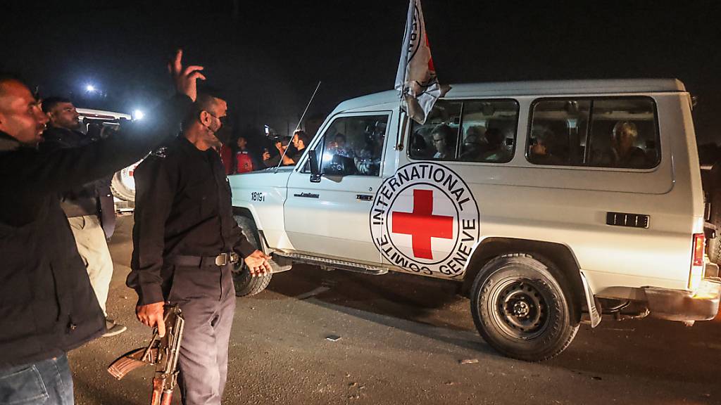 dpatopbilder - Ein Fahrzeug des Roten Kreuzes, in dem vermutlich Geiseln transportiert werden, kommt an der Grenze von Rafah im südlichen Gazastreifen an. Dort wurde ein Austausch von Geiseln und Gefangenen zwischen der Hamas und Israel vereinbart. Foto: Mohammed Talatene/dpa