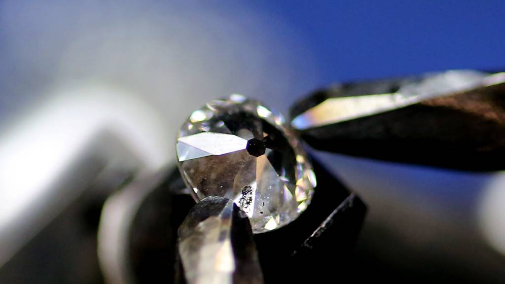 ARCHIV - Ein Diamant wird geschliffen. Die EU-Staaten haben ein neues Paket mit Sanktionen gegen Russland beschlossen. Foto: Oliver Berg/dpa
