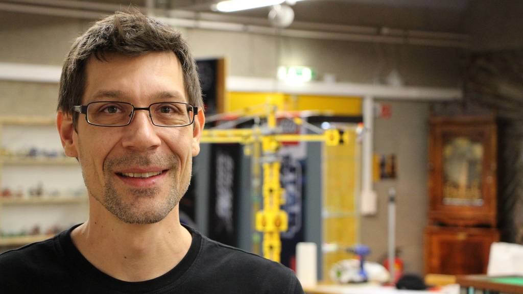 Simon Künzer vom Schweizer Lego-Verein «SwissLUG» leitet das ganze Projekt. (Bild: FM1Today/Noémie Bont)