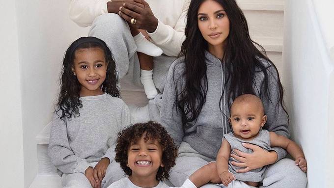 Kim Kardashian schummelt störrische Tochter auf Weihnachtskarte