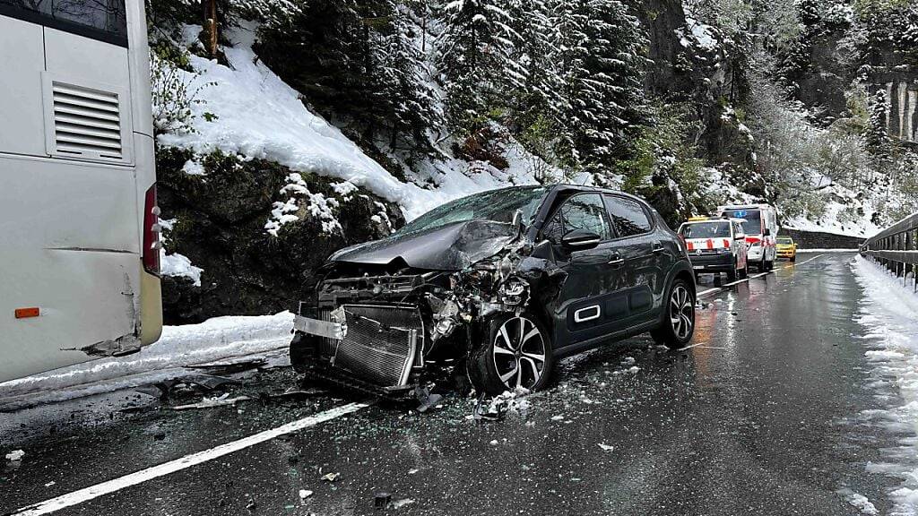 Bei der Frontalkollision des Autos mit dem Reisecar in Lungern wurden die Autoinsassen zum Teil erheblich verletzt.