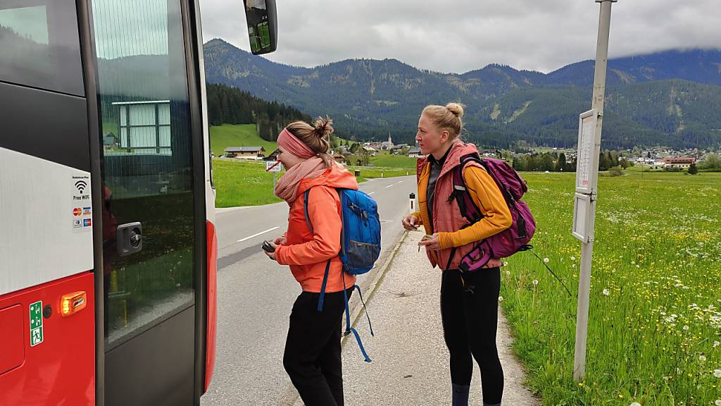 Junge Erwachsene in Österreich können sich freuen: Ab 2024 sollen sie ein Jahr lang gratis Bahn und Bus fahren dürfen. (Archivbild)