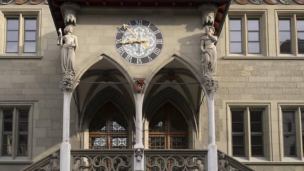 Im Berner Rathaus hatte das Stadtparlament im Sommer ein neues Personalreglement für die städtischen Angestellten beschlossen. Dagegen ist nun erfolgreich das Referendum ergriffen worden. (Archivbild)