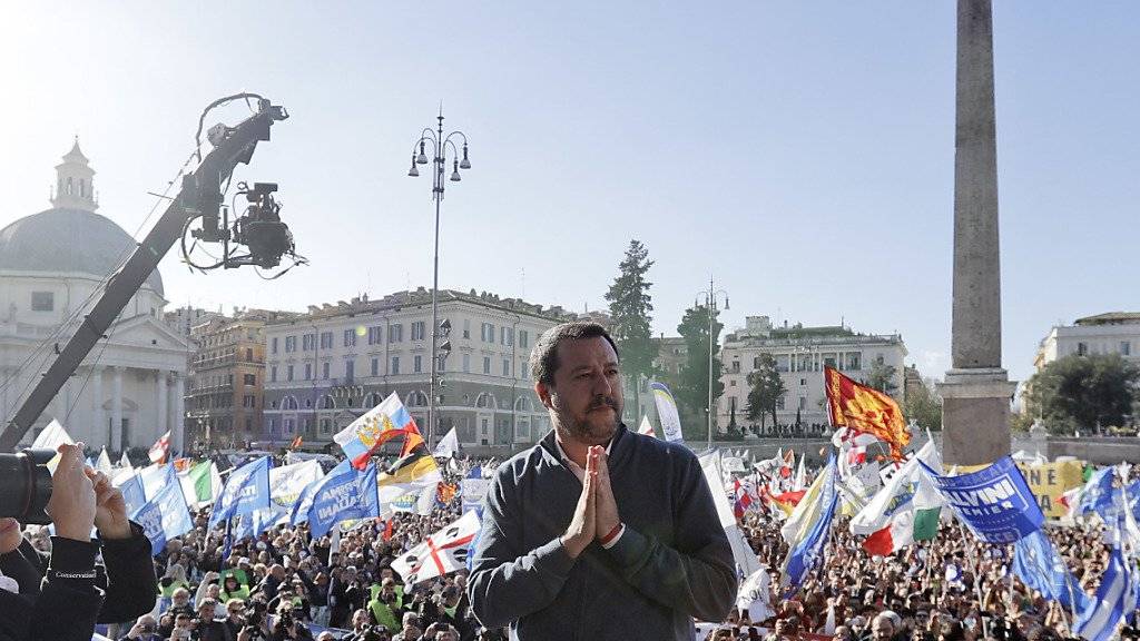 «Nur geschlossen können wir siegen»: Der italienische Innenminister Matteo Salvini am Samstag an einer Pro-Regierungsdemonstration in Rom.