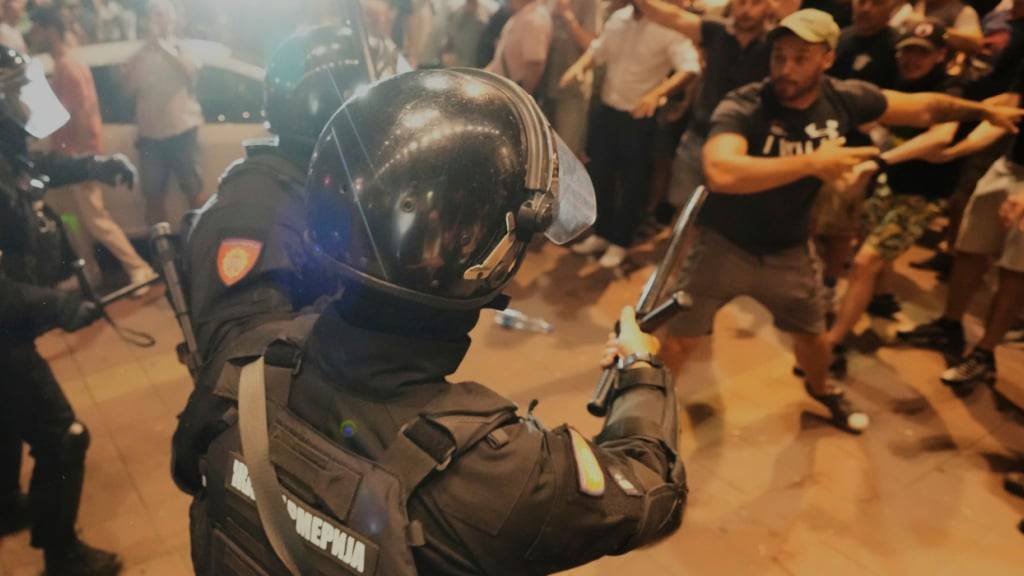 dpatopbilder - Serbische Gendarmeriebeamte trennen Demonstranten von den gegnerischen Lagern während einer Anti-Regierungs-Demonstration in Belgrad. Foto: Darko Vojinovic/AP/dpa