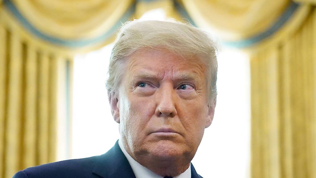 Donald Trump, damals Präsident der USA, steht bei der Verleihung der «Presidential Medal of Freedom» im Oval Office des Weissen Hauses.