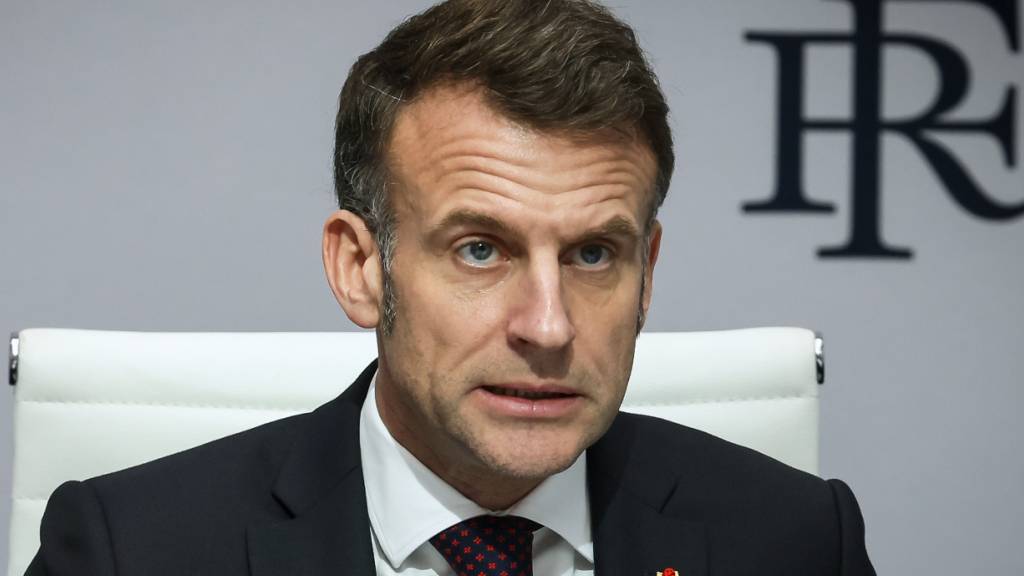 ARCHIV - Frankreichs Präsident Emmanuel Macron spricht bei einer Sitzung des nationalen Verteidigungsrates im Elysee-Palast. Foto: Thomas Padilla/Pool AP/dpa