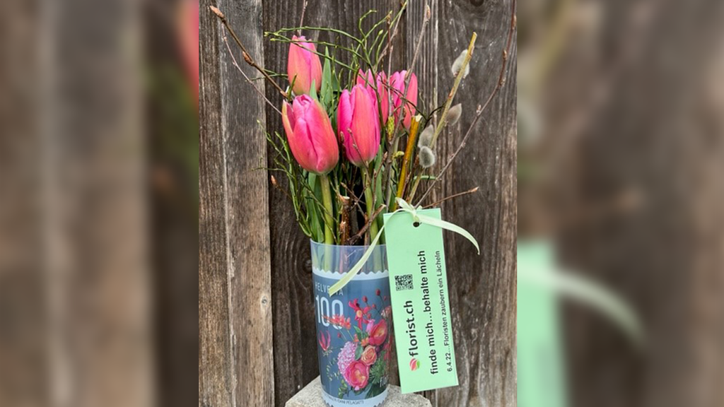 Floristen überraschen Passanten mit Frühlingsblumen
