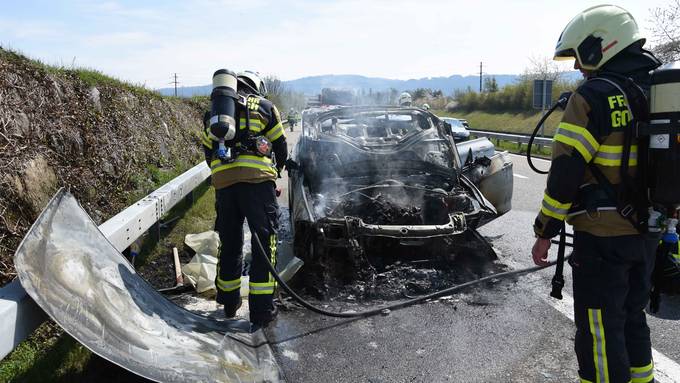 Auto ausgebrannt: Mutter und Kind können sich retten