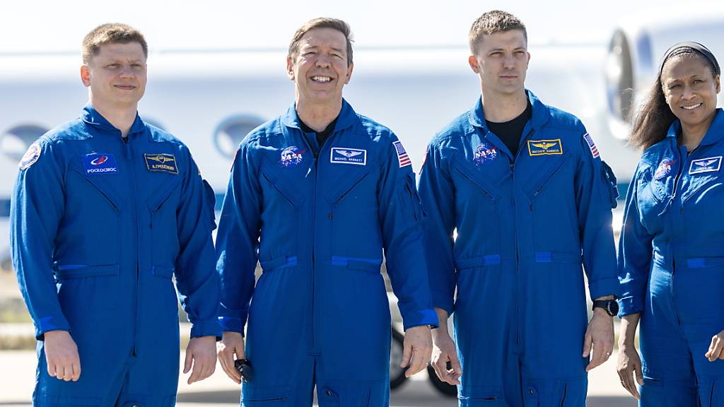 Der Russe Alexander Grebenkin, die amerikanischen Astronauten Michael Barratt und Matthew Dominick sowie die amerikanische Astronautin Jeanette Epps (v.l.n.r.) warten auf ihren Start. (Archivbild)