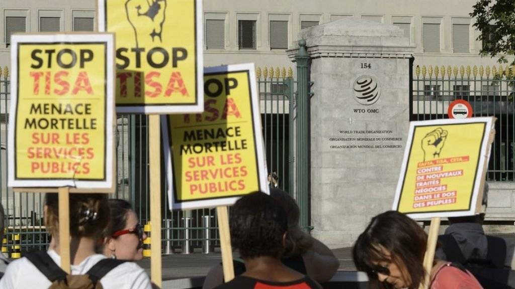 Schon vor einem Jahr demonstrierten die Gegner des Dienstleistungsabkommens TISA vor dem Hauptsitz der Welthandelsorganisation WHO in Genf. (Archiv)
