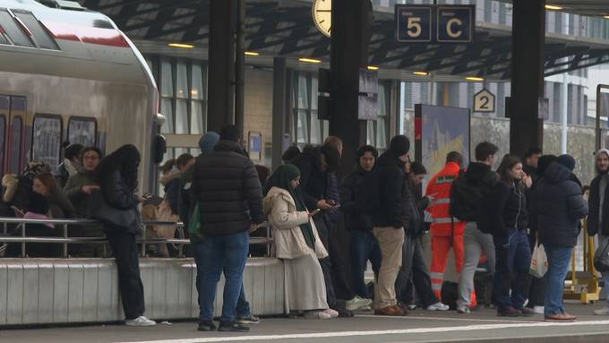 Reise-Chaos am Bahnhof Aarau: Fast alle Züge fallen aus