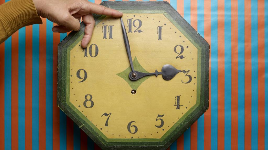 Und wieder ist Zeit für Sommerzeit: Am Sonntag springt die Uhr von zwei auf drei Uhr am frühen Morgen. (Symbolbild)