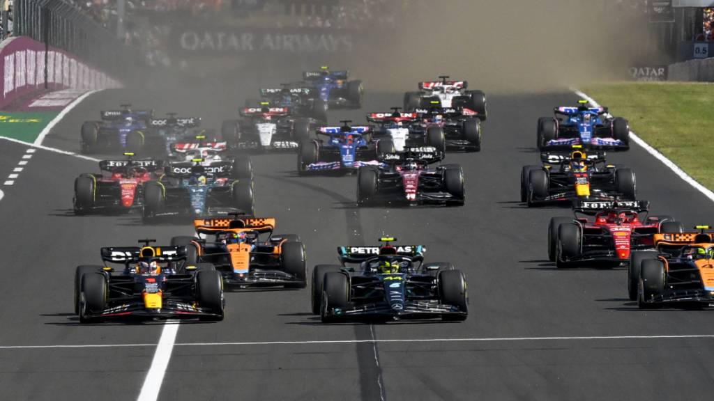Die entscheidende Szene am GP von Ungarn beim Start: Max Verstappen (vorne links) zieht an Lewis Hamilton, der die Pole-Position gehalten hat, vorbei und hält danach bis ins Ziel die Spitze