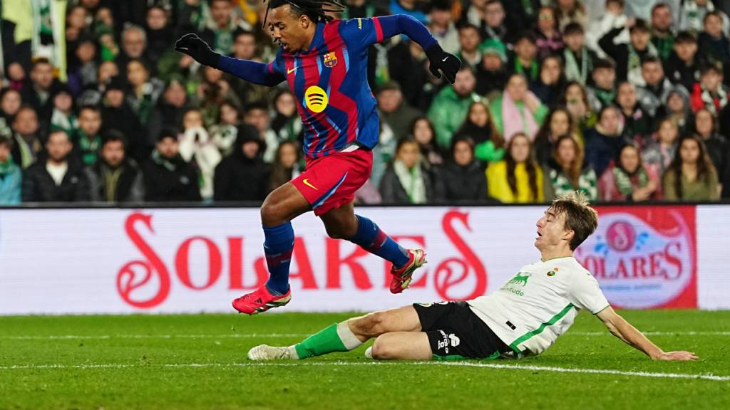 Racing Santander (hier im Cup gegen Barcelona) spielt ab kommender Saison wieder in der höchsten Liga Spaniens