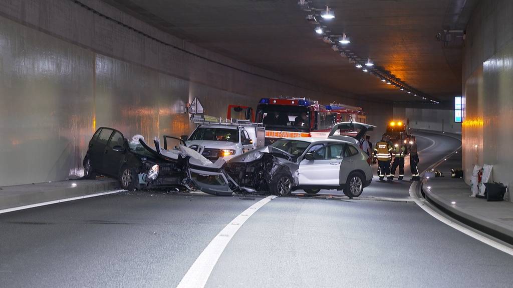 Wieder auf der H16: Frontalcrash im Tunnel fordert drei Verletzte