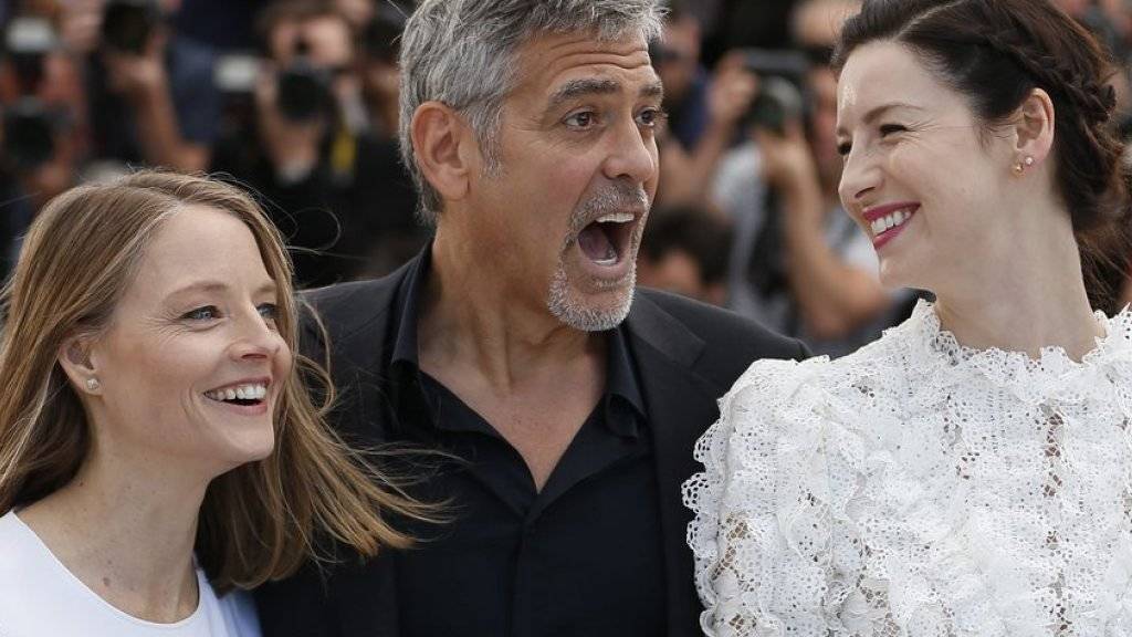 Regisseurin Jodie Foster (l.) kann versichern: Am Set ihres Films «Money Monster» war George Clooney (Mitte) sehr seriös. (Archiv)
