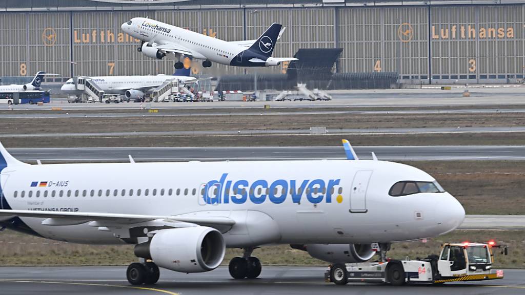 Ein Passagierflugzeug der Lufthansa-Tochter Discover Airlines am Frankfurter Flughafen. (Archivbild)