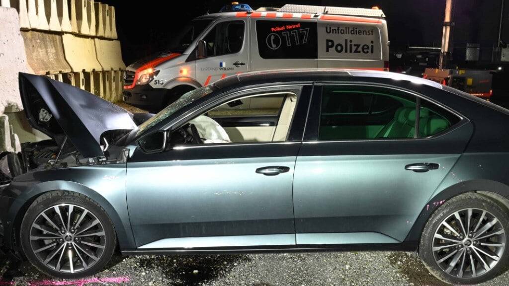 Ein Autofahrer hat sich in Littau LU am frühen Montagmorgen bei einem Selbstunfall verletzt. Er fuhr frontal in Betonelemente.