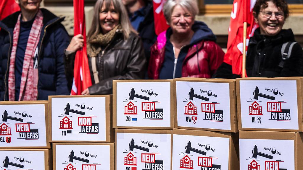 Der Schweizerische Verband des Personals öffentlicher Dienste (VPOD) hat über 57'000 Unterschriften gegen die Reform der Finanzierung des Gesundheitswesens gesammelt. Über das Referendum dürfte das Stimmvolk abstimmen.