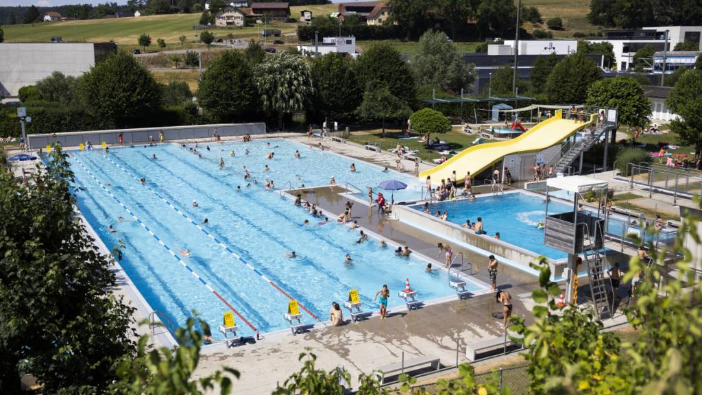 Das Parlament von Pruntrut hat grünes Licht gegeben zur weiteren Zugangsbeschränkung zum Schwimmbad. Die umstrittene Massnahme vom vergangenen Sommer war eine Reaktion auf zahlreiche Vorfälle ungebührlichen Verhaltens, die überwiegend von nicht in der Schweiz ansässigen Franzosen verursacht wurden.