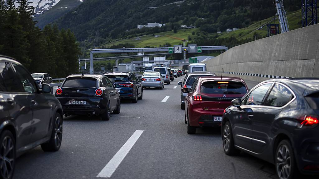 Auf der A2 in der Leventina staut sich der Rückreiseverkehr. (Archivaufnahme)