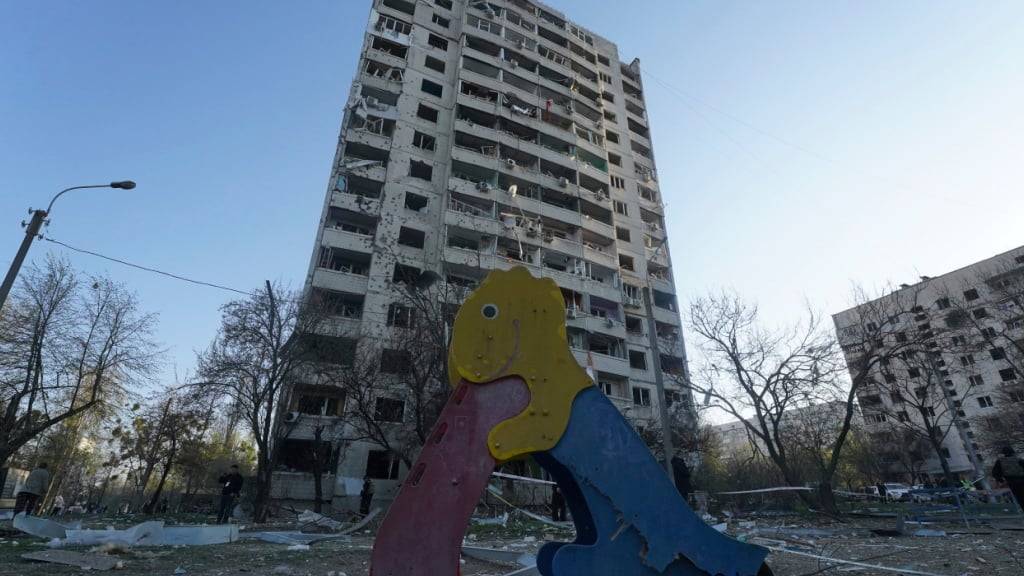 ARCHIV - Ein durch einen russischen Angriff beschädigtes Wohnhaus in Charkiw. Foto: Andrii Marienko/AP/dpa