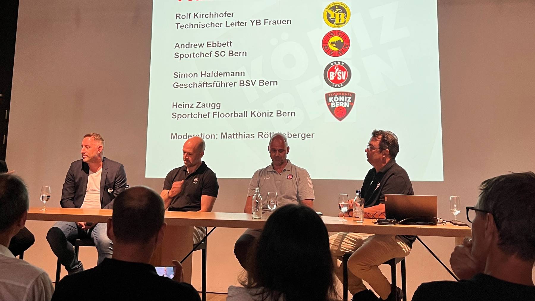 An einem Podium im Restaurant Allmend tauschen sich vier Berner Sportvertreter aus. V.l.n.r.: Rolf Kirchhofer (YB), Andrew Ebbett (SCB), Simon Haldemann (BSV Bern), Heinz Zaugg (Floorball Köniz Bern).