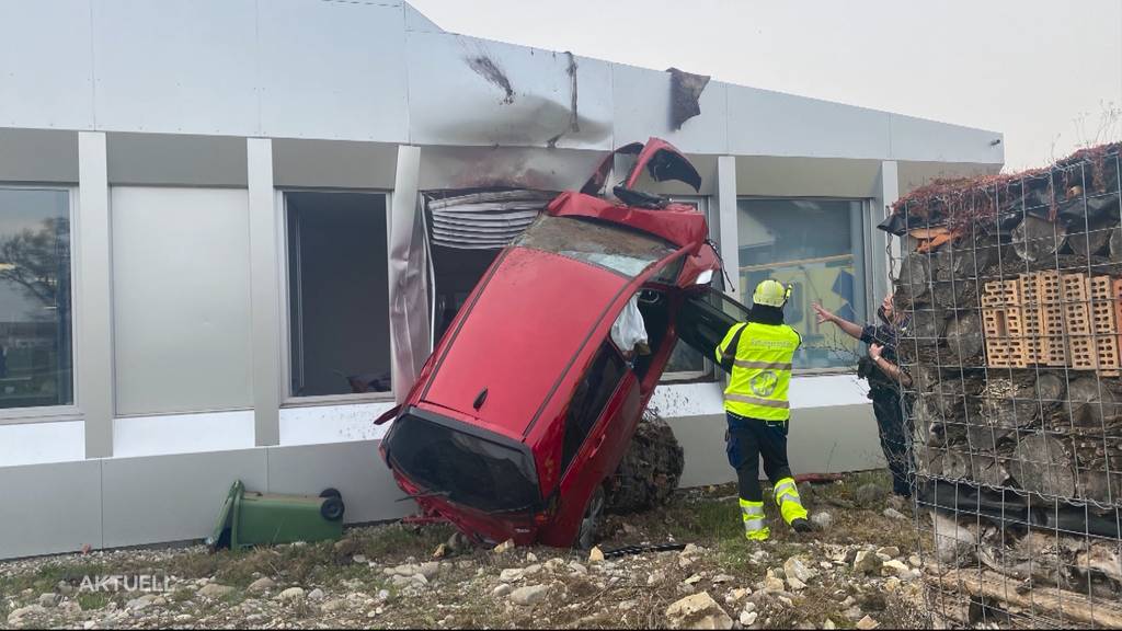 Senior kracht mit seinem Auto ins Gemeindehaus von Villigen