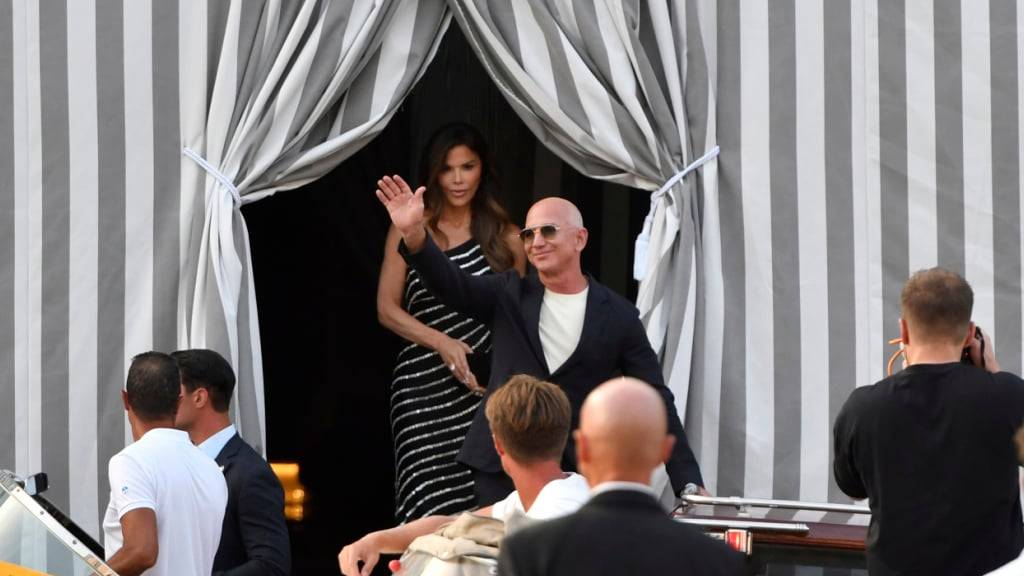 Amazon-Multimilliardär Jeff Bezos und Lauren Sanchez verlassen ein Hotel in Venedig, vor den Feierlichkeiten in der Lagunenstadt, die angeblich mit ihrer Hochzeit verbunden sind. Foto: Luigi Costantini/AP/dpa