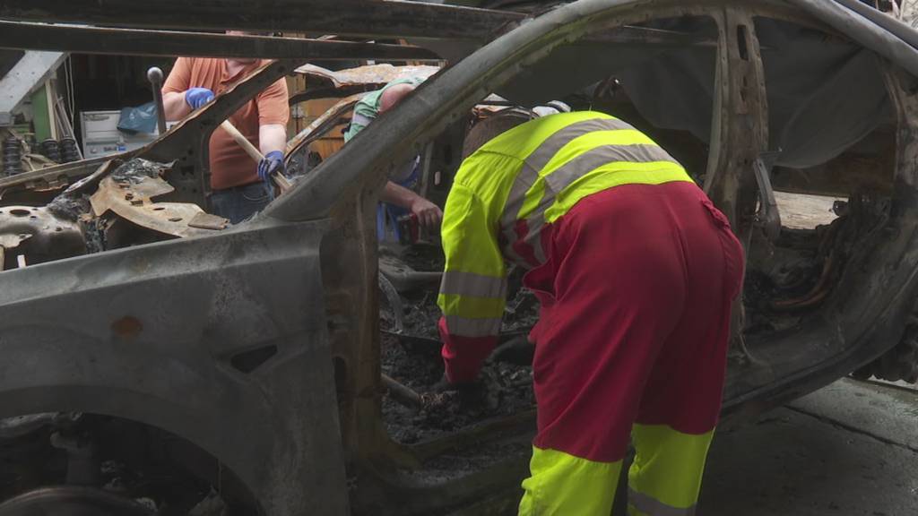 Tesla-Batterie nach Brand in Grossdietwil geborgen